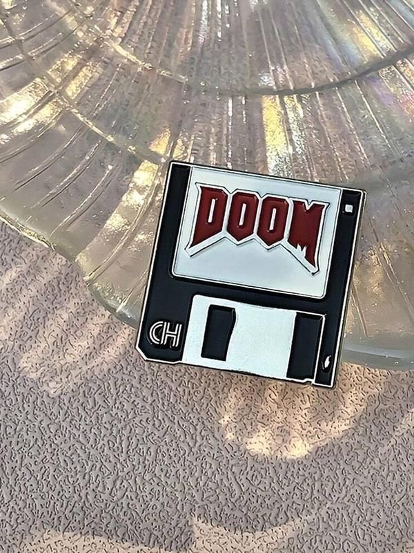 Doom Game Soft Disk Shooting Game Design Brooch for Men, for Backpacks, Jeans, Scarves, Hats Decoration