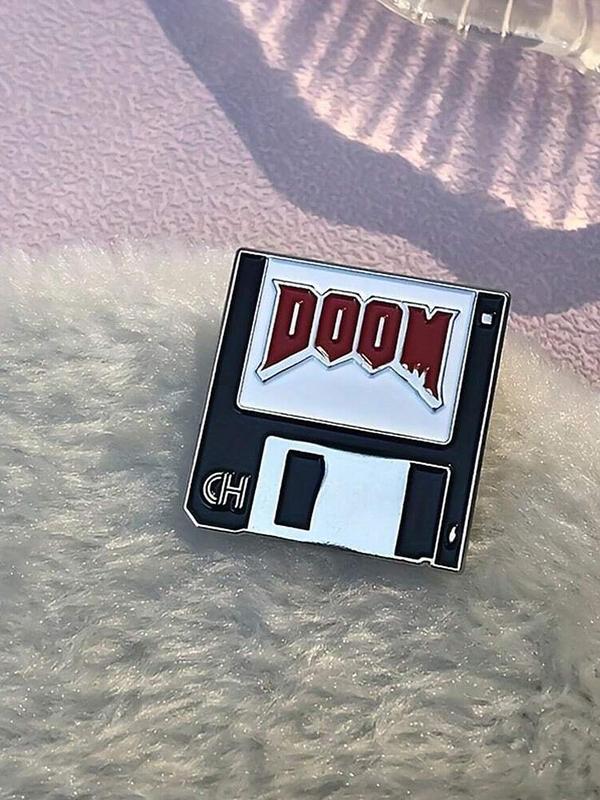 Doom Game Soft Disk Shooting Game Design Brooch for Men, for Backpacks, Jeans, Scarves, Hats Decoration