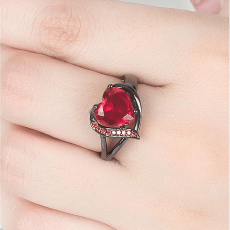 Fashionable couple rings for men and women, heart-shaped red stone couple rings